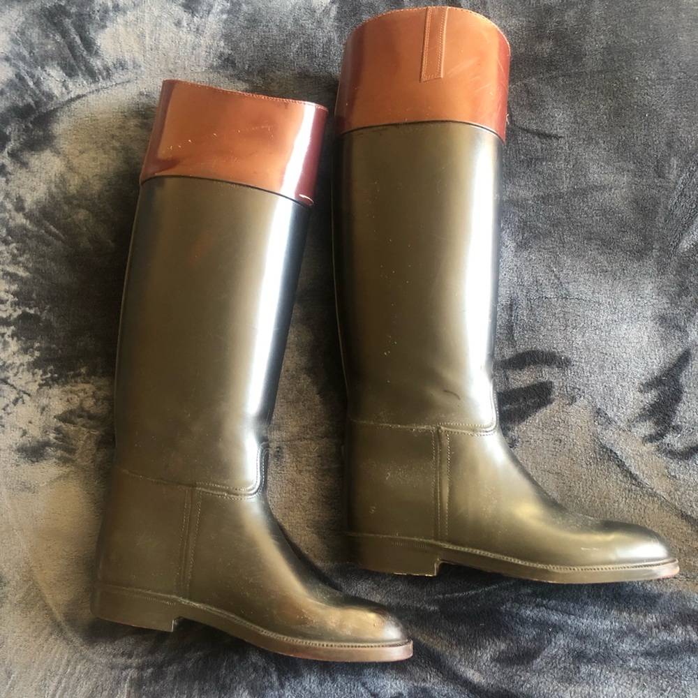 Agile rain boots